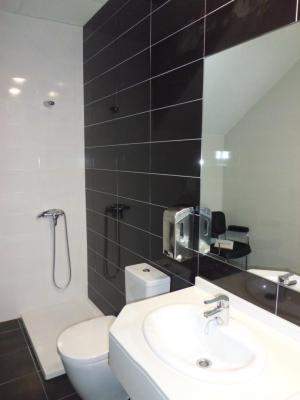 ADECUACIÓN DE BAÑOS CON PAVÉS