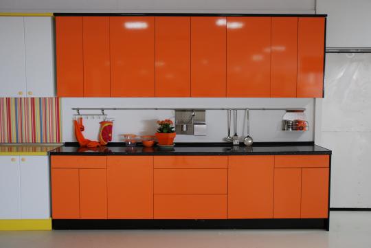 Cocina Naranja y negra