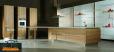Cocina con isla central y columnas en madera