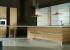 Cocina con isla central y columnas en madera