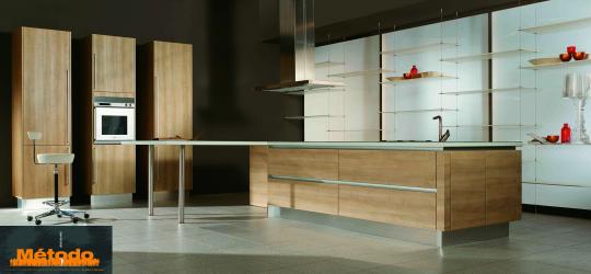 Cocina con isla central y columnas en madera