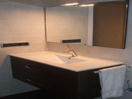 Colocar muebles de baño, conjuntos de baño, espejos y apliques en Barcelona