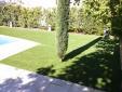 Jardin con césped artificial