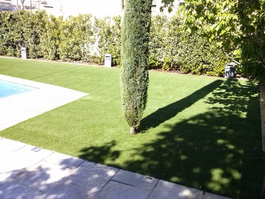 Jardin con césped artificial
