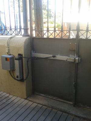 Automatización puerta de garaje con motor electromecánico