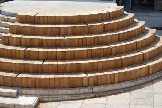 Grada en madera de Iroko