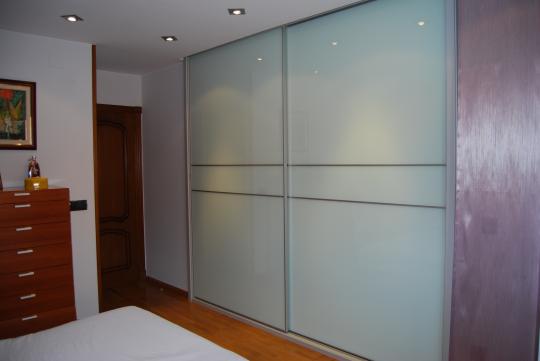 Armario con puertas de vidrio laminado