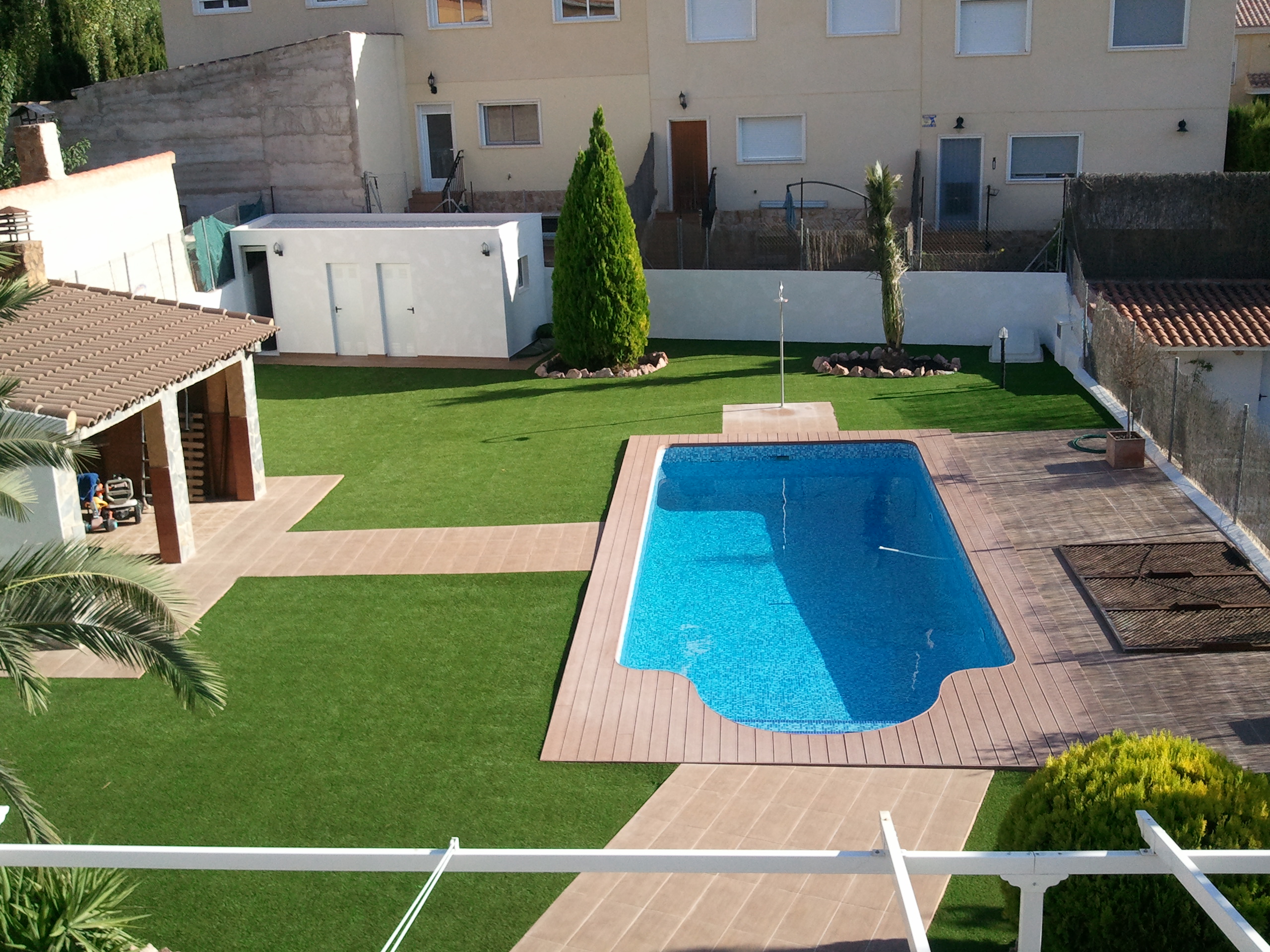 construccion piscina y exterior
