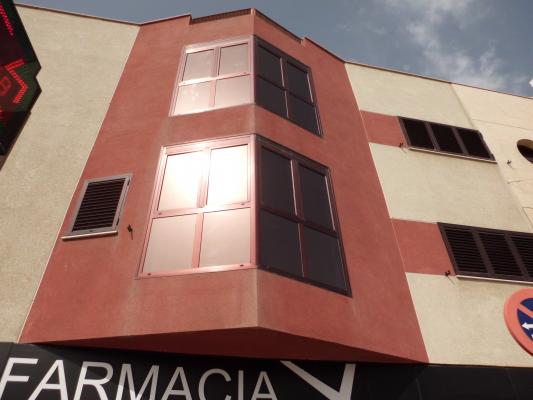 EDIFICIO PROTEGIDO DEL SOL:LÁMINAS COLOR COBRE.