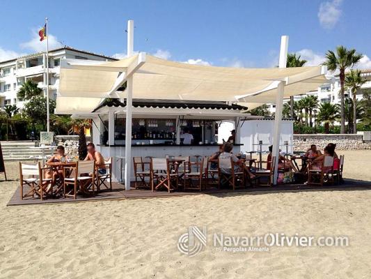 Chiringuito con tarima y pergola chill out