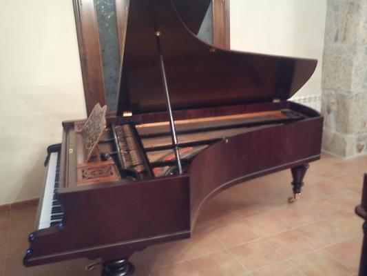 Piano de 1880 restaurado. 