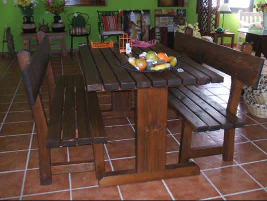 mesa con respaldo alistonada