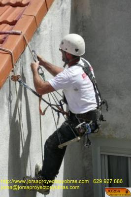 Saneado de fachadas de patios con descuelgue vertical