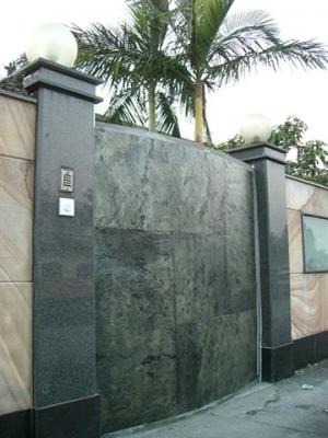 Puertas de acceso residencial con piedra natural Stoneplus.