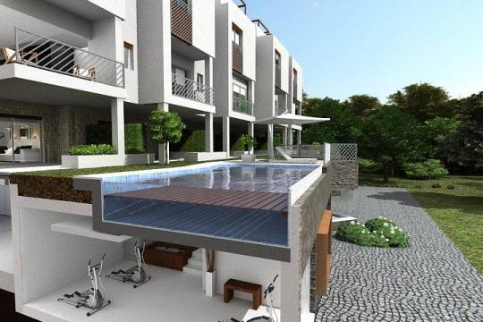 Plataforma que cubre la piscina climatizada todo el año por paredes radiantes