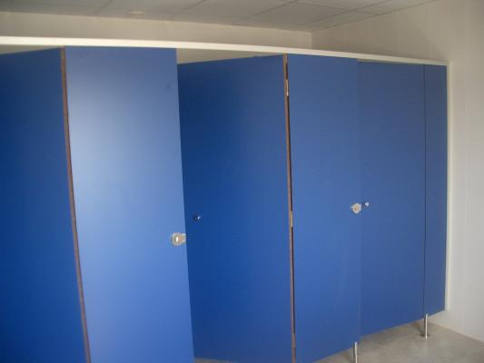 01 CABINA SANITARIA FENÓLICA MODELO E