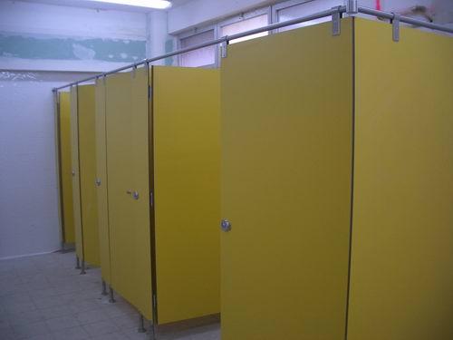 03 CABINA SANITARIA FENÓLICA MODELO INOX