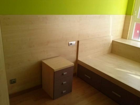 zona de cama y mesita