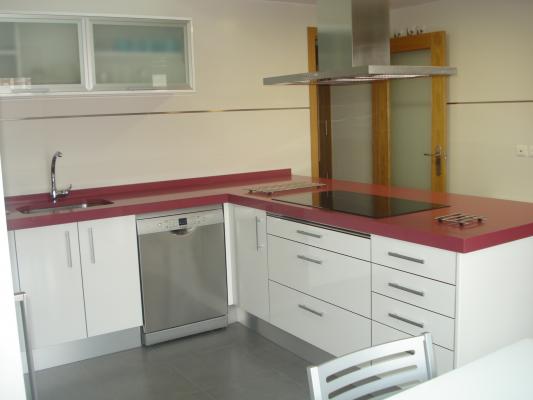 COCINA ESTRATIFICADO CON CANTO DE ALUMINIO