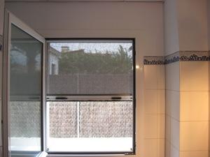 MOSQUITERA ENROLLABLE EN VENTANA.