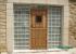 Colocación de puertas de entrada con pavés.