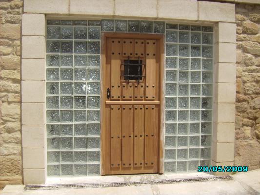 Colocación de puertas de entrada con pavés.