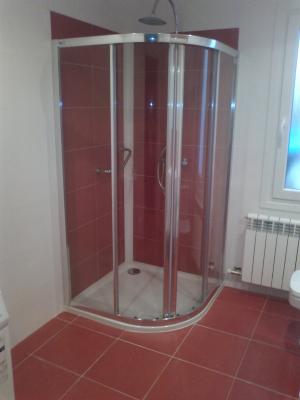 Cambio de bañera por plato hasta techo.
