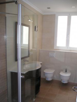 Baño de gres, sanitarios suspendidos