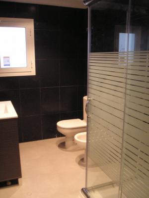 Baño completo, albañileria, fontaneria, electricidad, mueble de 80, sanitarios, plato ducha y mampara