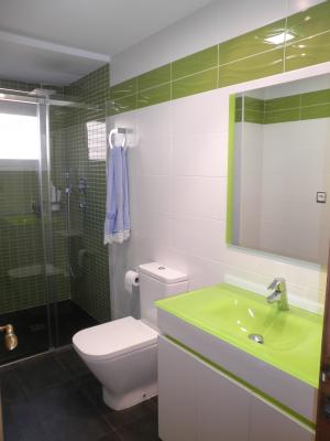 Baño alegre, lavabo de cristal