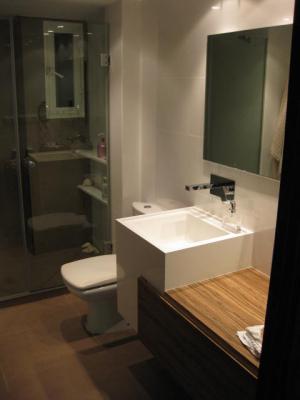 Amplio baño de diseño, mueble a medida