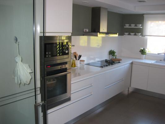 Cocina con Silestone blanco