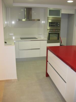 Cocina isla de COMPAC rojo