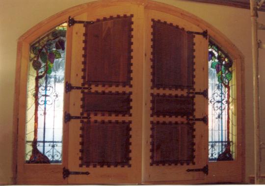Puerta entrada a bodega vidriera