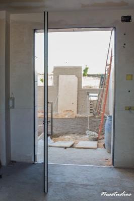 puerta pivotante eje desplazado