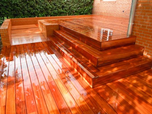 SUELO MADERA MOJADO EN TERRAZA JARDIN