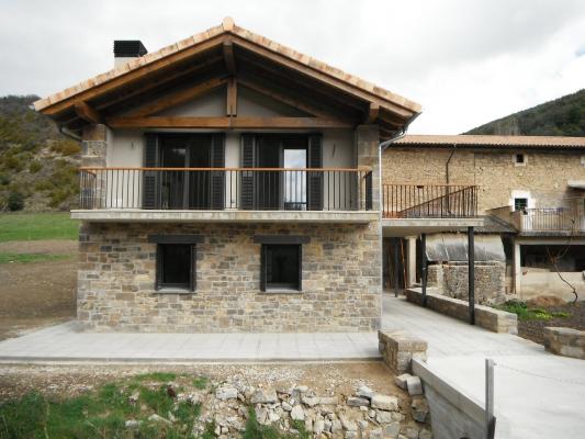 CASA NUEVA CON FACHADAS DE PIEDRA