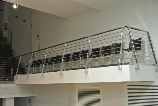 barandilla de acero inox, instalada en auditorio