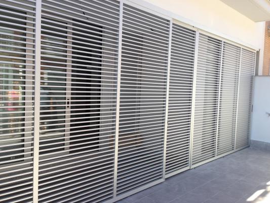 vista exterior de celosia de aluminio