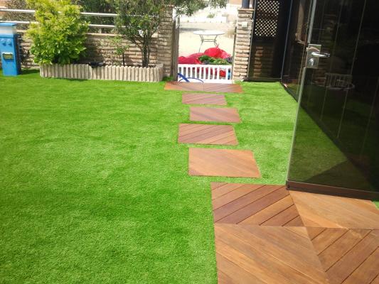 cesped artificial con tarima en 60x60