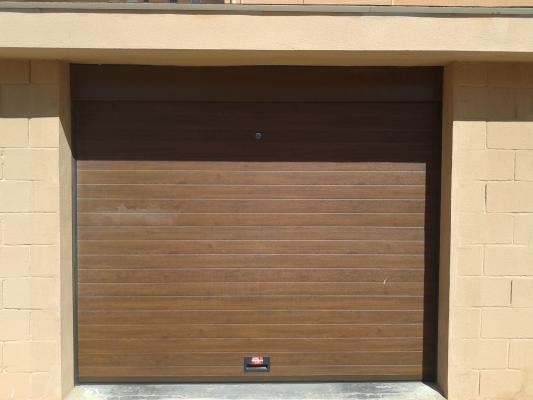 PUERTA SECCIONAL IMITACIÓN MADERA
