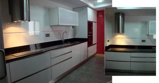 Cocina blanca moderna con tirador uñero.