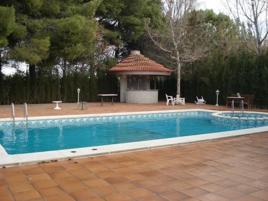 construcción piscina y alrededores