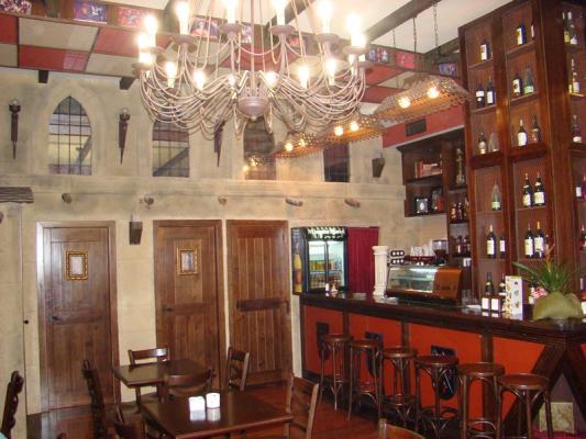 Decoracion rustica de un bar