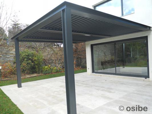 cubierta de lamas de aluminio orientables junto al mar