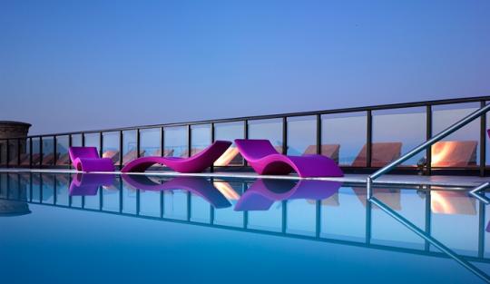 Tumbonas de exterior en piscina de Hotel