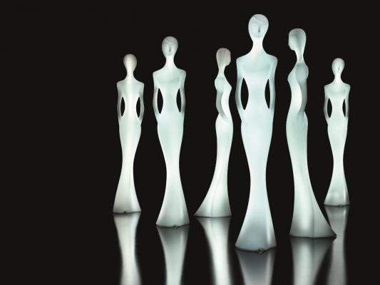 Esbeltas figuras femeninas con iluminación LED