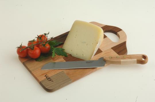 Tabla de corte con cuchillos
