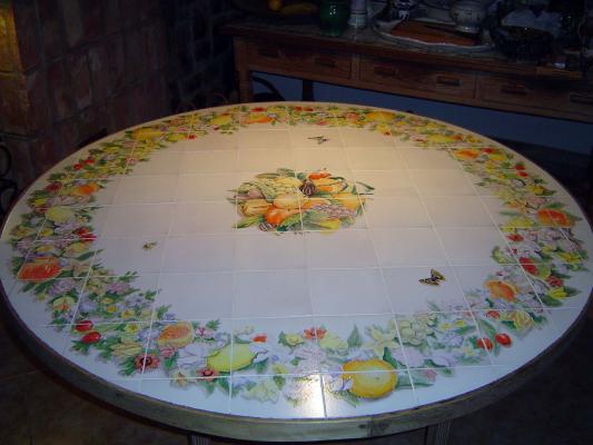 Mesa con fruta y flores