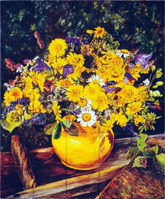 Flores en jarrón amarillo
